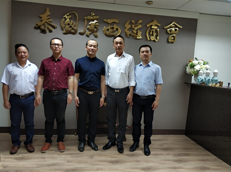 從左往右依次為國際部合伙人林健偉先生（左一），國際部總監(jiān)吳琪先生（左二），執(zhí)行董事粟宥朝先生（左三），商會主席李宇明（右二），國際部合伙人黃文超先生（右一）