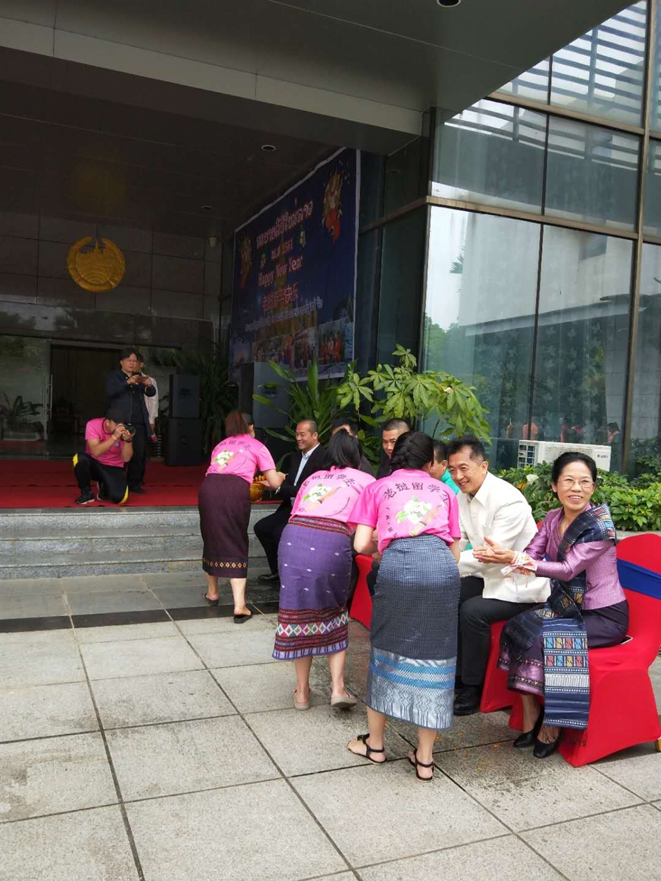 老撾駐廣西留學(xué)生代表將浸有花瓣的香水灑客人的手上，表示對(duì)嘉賓的美好祝福（圖二）