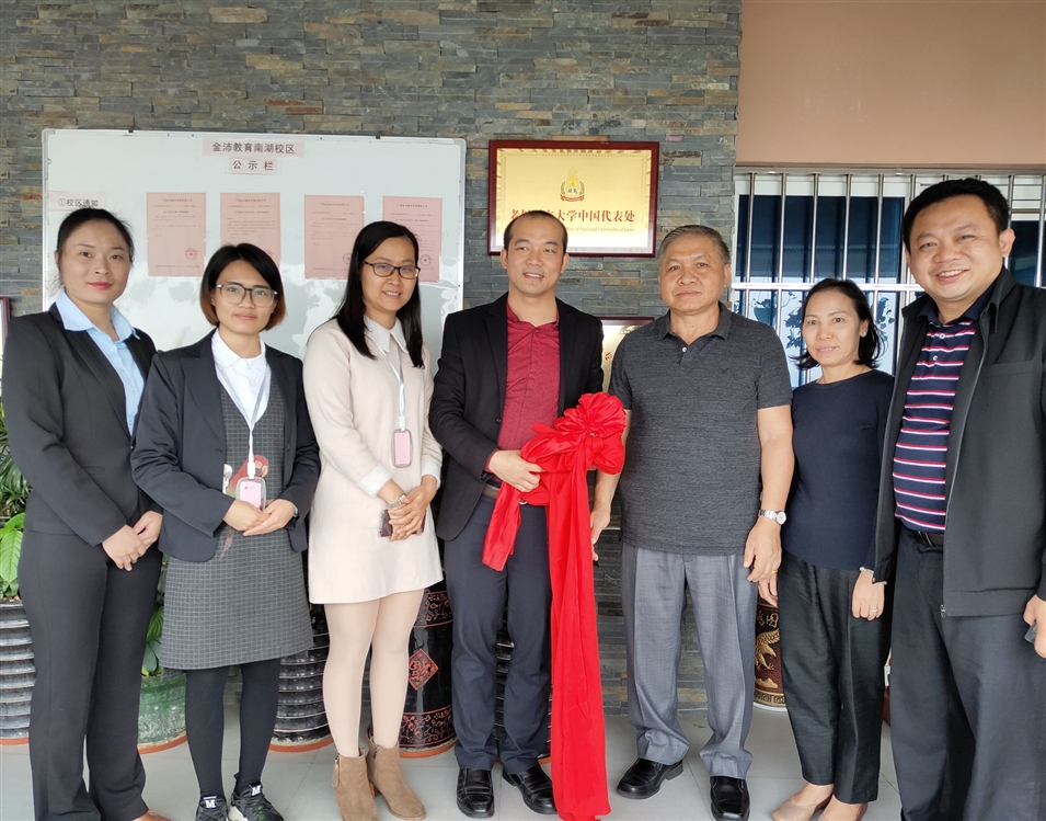 老撾國立大學(xué)校長宋西·諾潘賽（右三）、孔子學(xué)院老方院長陽梅蘭（右二）、老方副院長李建民（右一）與老撾國立大學(xué)中國代表處代表合影