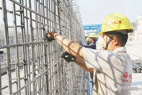 在中老鐵路萬象制梁場，中老兩國技術(shù)人員正在進(jìn)行橋梁預(yù)制。本報(bào)記者 孫廣勇攝