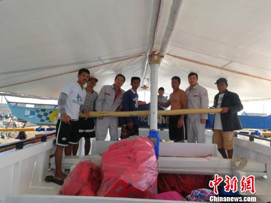 中國援助菲律賓PGN大橋工程可行性研究項(xiàng)目”（ThePanay-Guimaras-NegrosBridgeProject）海洋水深測量勘測人員，3月1日在吉馬拉斯海峽作業(yè)時(shí)，成功營救兩名菲律賓落水漁民。圖為兩位漁民及家屬對(duì)進(jìn)行營救的中國勘測人員合影表達(dá)感謝。 中交公路規(guī)劃設(shè)計(jì)院有限公司 攝